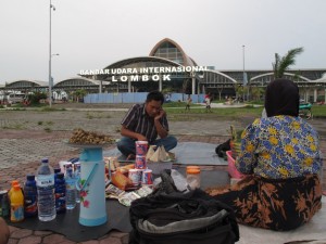 Pedagang di depan Bandara Lombok